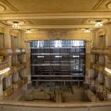 Da qui su possiamo avere una panoramica dell�intera sala. Si presenta con la classica disposizione del teatro all�italiana...